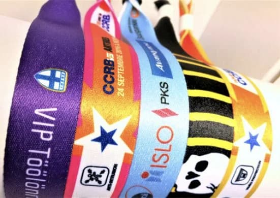 Mitmevärvilised polüestrist festivalikäepaelad